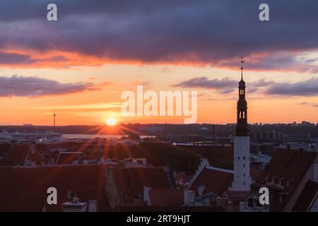 Point de vue de Kohtuotsa depuis la ville haute Toompea au levier du soleil Banque D'Images