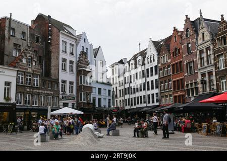 Anvers, Belgique. 11 septembre 2023. Des gens sont vus dans une rue du centre d'Anvers, en Belgique, le 11 septembre 2023. La Commission européenne a réduit lundi les prévisions de croissance économique de l'Union européenne et de la zone euro pour 2023. Crédit : Zheng Huansong/Xinhua/Alamy Live News Banque D'Images