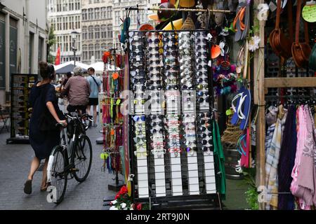 Anvers, Belgique. 11 septembre 2023. Les gens passent devant des magasins dans une rue du centre d'Anvers, en Belgique, le 11 septembre 2023. La Commission européenne a réduit lundi les prévisions de croissance économique de l'Union européenne et de la zone euro pour 2023. Crédit : Zheng Huansong/Xinhua/Alamy Live News Banque D'Images