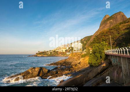 Côte pittoresque de Rio de Janeiro avec Vidigal Favela à l'horizon et deux Frères montagne Banque D'Images