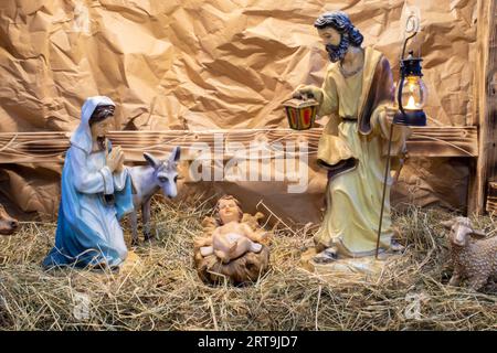 Crèche de Noël scène avec figurines y compris Jésus, Marie, Joseph, les moutons et les mages Banque D'Images