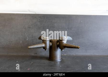 Soupape de gaz sur une table de laboratoire en résine noire dans une classe de sciences de lycée. Banque D'Images