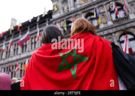 Anvers, Belgique. 11 septembre 2023. Des personnes portant un drapeau du Maroc assistent à un service commémoratif pour les victimes du tremblement de terre au Maroc, dans le centre d’Anvers, en Belgique, le 11 septembre 2023. Crédit : Zheng Huansong/Xinhua/Alamy Live News Banque D'Images