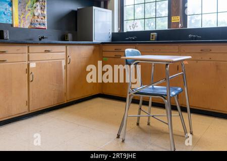 Exemple d'une salle de classe secondaire américaine vide et non-exposant avec des bureaux. Banque D'Images