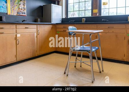 Exemple d'une salle de classe secondaire américaine vide et non-exposant avec des bureaux. Banque D'Images