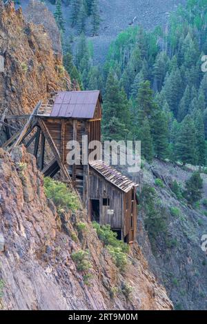 Mine de Bachelor à Creede Colorado, les mineurs en dépendance sur le côté de la falaise escarpée Banque D'Images