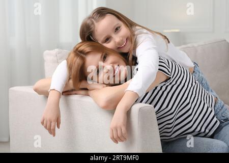 Mère et sa fille mignonne passant du temps ensemble à la maison Banque D'Images