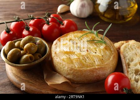 Savoureux fromage brie cuit servi sur une table en bois, gros plan Banque D'Images