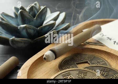 Acupuncture - médecine alternative. Bâtons de Moxa et pièces chinoises antiques sur la table, gros plan Banque D'Images