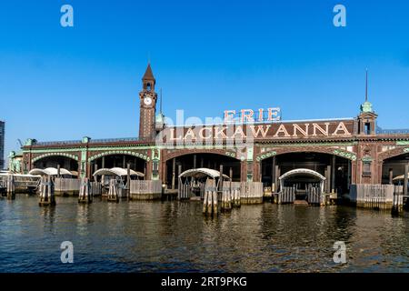 Hoboken, NJ - US - 7 septembre 2023 vue extérieure paysagée des cales de ferry du terminal Hoboken de style Beaux-Arts, construit en 1907 par l'architecte Ke Banque D'Images