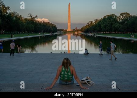 Washington, DC, États-Unis. 11 septembre 2023. Les touristes voient le Washington Monument sur le National Mall à Washington, DC, le 11 septembre 2023. (Photo de Nathan Howard/Sipa USA) crédit : SIPA USA/Alamy Live News Banque D'Images