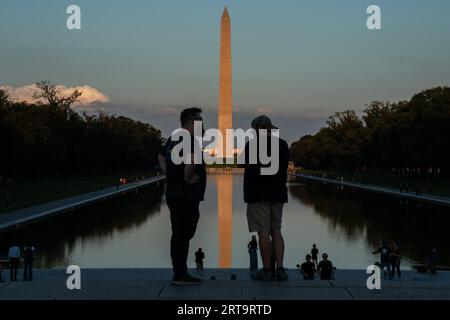 Washington, DC, États-Unis. 11 septembre 2023. Les touristes voient le Washington Monument sur le National Mall à Washington, DC, le 11 septembre 2023. (Photo de Nathan Howard/Sipa USA) crédit : SIPA USA/Alamy Live News Banque D'Images