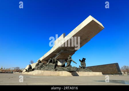 Tangshan - 5 décembre 2017 : sculpture du parc des ruines du tremblement de terre de tangshan, ville de tangshan, province de hebei, Chine. Banque D'Images