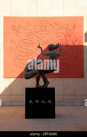 Tangshan - 5 décembre 2017 : sculpture dans le musée commémoratif du tremblement de terre de tangshan, tangshan, province du hebei, Chine. Banque D'Images