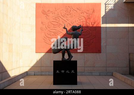 Tangshan - 5 décembre 2017 : sculpture dans le musée commémoratif du tremblement de terre de tangshan, tangshan, province du hebei, Chine. Banque D'Images