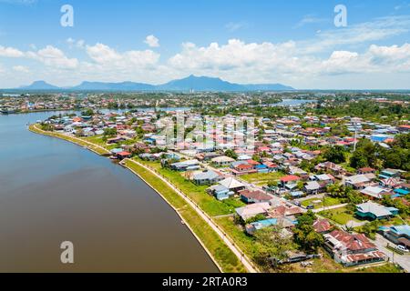 Vue aérienne de la ville de Kuching, capitale du Sarawak à Bornéo, Malaisie Banque D'Images