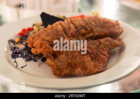 Menu et plats frais d'un restaurant avec des plats chiliens prêts à être servis et appréciés. poisson frit avec mélange de salade coloré Banque D'Images