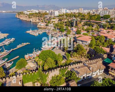 Vue de la vieille Antalya depuis un drone ou vue plongeante. C'est la zone de la vieille ville et du vieux port Banque D'Images