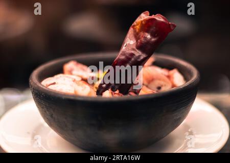 Menu et plats frais d'un restaurant avec des plats chiliens prêts à être servis et appréciés Banque D'Images