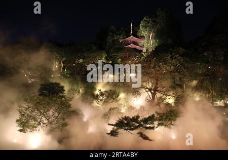 Tokyo, Japon. 11 septembre 2023. Une pleine lune artificielle est projetée sur un écran d’eau dans un jardin de l’hôtel Chinzanso à Tokyo le lundi 11 septembre 2022. Le festival de la mi-automne pour admirer la lune des moissons est organisé à la fin de ce mois et l'hôtel offre une scène spectaculaire appelée « Tokyo Moon » aux clients de l'hôtel. Crédit : Yoshio Tsunoda/AFLO/Alamy Live News Banque D'Images