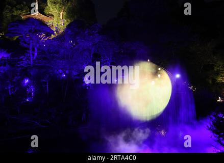 Tokyo, Japon. 11 septembre 2023. Une pleine lune artificielle est projetée sur un écran d’eau dans un jardin de l’hôtel Chinzanso à Tokyo le lundi 11 septembre 2022. Le festival de la mi-automne pour admirer la lune des moissons est organisé à la fin de ce mois et l'hôtel offre une scène spectaculaire appelée « Tokyo Moon » aux clients de l'hôtel. Crédit : Yoshio Tsunoda/AFLO/Alamy Live News Banque D'Images