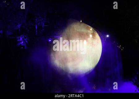 Tokyo, Japon. 11 septembre 2023. Une pleine lune artificielle est projetée sur un écran d’eau dans un jardin de l’hôtel Chinzanso à Tokyo le lundi 11 septembre 2022. Le festival de la mi-automne pour admirer la lune des moissons est organisé à la fin de ce mois et l'hôtel offre une scène spectaculaire appelée « Tokyo Moon » aux clients de l'hôtel. Crédit : Yoshio Tsunoda/AFLO/Alamy Live News Banque D'Images