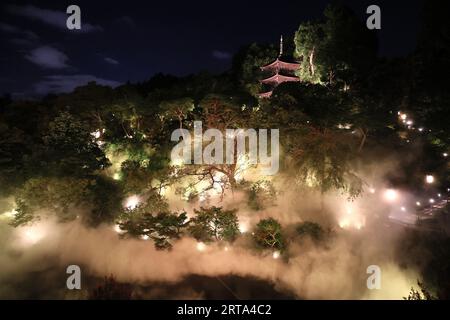 Tokyo, Japon. 11 septembre 2023. Une mer artificielle de nuages est exposée dans un jardin de l’hôtel Chinzanso à Tokyo le lundi 11 septembre 2023. L'hôtel offre une scène spectaculaire aux clients de l'hôtel. (Photo de Yoshio Tsunoda/AFLO) Banque D'Images