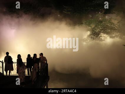 Tokyo, Japon. 11 septembre 2023. Une pleine lune artificielle est projetée sur un écran d’eau dans un jardin de l’hôtel Chinzanso à Tokyo le lundi 11 septembre 2022. Le festival de la mi-automne pour admirer la lune des moissons est organisé à la fin de ce mois et l'hôtel offre une scène spectaculaire appelée « Tokyo Moon » aux clients de l'hôtel. Crédit : Yoshio Tsunoda/AFLO/Alamy Live News Banque D'Images