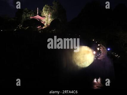 Tokyo, Japon. 11 septembre 2023. Une pleine lune artificielle est projetée sur un écran d’eau dans un jardin de l’hôtel Chinzanso à Tokyo le lundi 11 septembre 2022. Le festival de la mi-automne pour admirer la lune des moissons est organisé à la fin de ce mois et l'hôtel offre une scène spectaculaire appelée « Tokyo Moon » aux clients de l'hôtel. Crédit : Yoshio Tsunoda/AFLO/Alamy Live News Banque D'Images