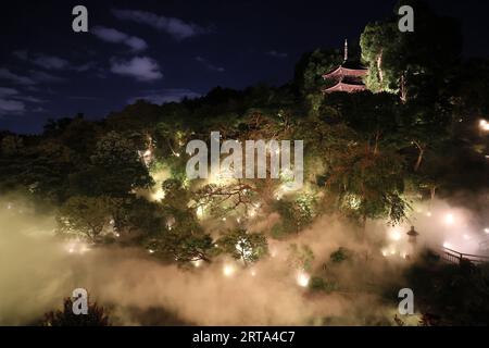 Tokyo, Japon. 11 septembre 2023. Une mer artificielle de nuages est exposée dans un jardin de l’hôtel Chinzanso à Tokyo le lundi 11 septembre 2023. L'hôtel offre une scène spectaculaire aux clients de l'hôtel. (Photo de Yoshio Tsunoda/AFLO) Banque D'Images