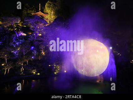 Tokyo, Japon. 11 septembre 2023. Une pleine lune artificielle est projetée sur un écran d’eau dans un jardin de l’hôtel Chinzanso à Tokyo le lundi 11 septembre 2022. Le festival de la mi-automne pour admirer la lune des moissons est organisé à la fin de ce mois et l'hôtel offre une scène spectaculaire appelée « Tokyo Moon » aux clients de l'hôtel. Crédit : Yoshio Tsunoda/AFLO/Alamy Live News Banque D'Images