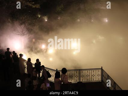 Tokyo, Japon. 11 septembre 2023. Une pleine lune artificielle est projetée sur un écran d’eau dans un jardin de l’hôtel Chinzanso à Tokyo le lundi 11 septembre 2022. Le festival de la mi-automne pour admirer la lune des moissons est organisé à la fin de ce mois et l'hôtel offre une scène spectaculaire appelée « Tokyo Moon » aux clients de l'hôtel. Crédit : Yoshio Tsunoda/AFLO/Alamy Live News Banque D'Images