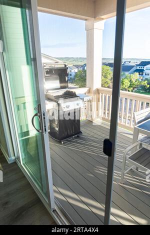 Tout nouveau grill à deux brûleurs installé sur le balcon Banque D'Images