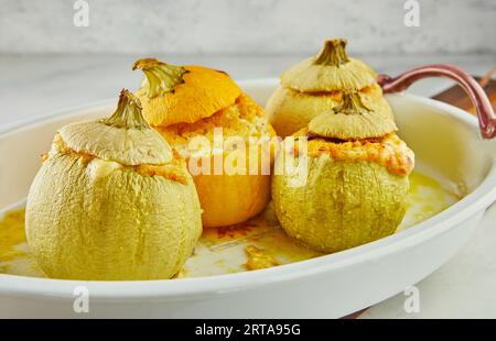 Courgettes rondes farcies de viande sur plaque Banque D'Images