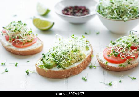 Manger sainement. Sandwichs avec tomates, avocat et microgreens frais. Banque D'Images