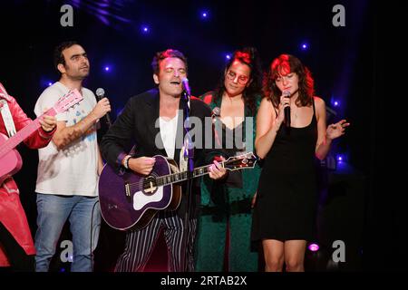 Paris, France. 11 septembre 2023. Le chanteur et compositeur français Matthieu Chedid aussi connu sous le nom de 'M' se produit avec son frère Joseph Chedid, sa sœur Anna Chedid et sa fille Billie Chedid à côté de son effigie de cire le jour de son inauguration au musée Grévin à Paris, le 11 septembre 2023. Photo de David Boyer/ABACAPRESS.COM crédit : Abaca Press/Alamy Live News Banque D'Images