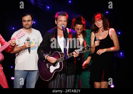 Paris, France. 11 septembre 2023. Le chanteur et compositeur français Matthieu Chedid aussi connu sous le nom de 'M' se produit avec son frère Joseph Chedid, sa sœur Anna Chedid et sa fille Billie Chedid à côté de son effigie de cire le jour de son inauguration au musée Grévin à Paris, le 11 septembre 2023. Photo de David Boyer/ABACAPRESS.COM crédit : Abaca Press/Alamy Live News Banque D'Images