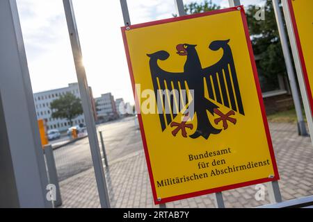 Cologne, Allemagne. 11 septembre 2023. Un panneau pour le Service de contre-espionnage militaire (MAD) est accroché sur la clôture de la caserne Konrad Adenauer à Cologne. Crédit : Thomas Banneyer/dpa/Alamy Live News Banque D'Images