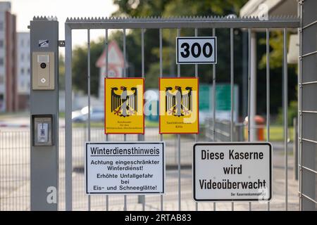 Cologne, Allemagne. 11 septembre 2023. Un panneau pour le Service de contre-espionnage militaire (MAD) est accroché sur la clôture de la caserne Konrad Adenauer à Cologne. Crédit : Thomas Banneyer/dpa/Alamy Live News Banque D'Images