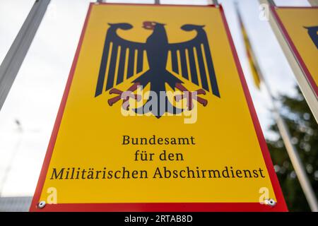 Cologne, Allemagne. 11 septembre 2023. Un panneau pour le Service de contre-espionnage militaire (MAD) est accroché sur la clôture de la caserne Konrad Adenauer à Cologne. Crédit : Thomas Banneyer/dpa/Alamy Live News Banque D'Images