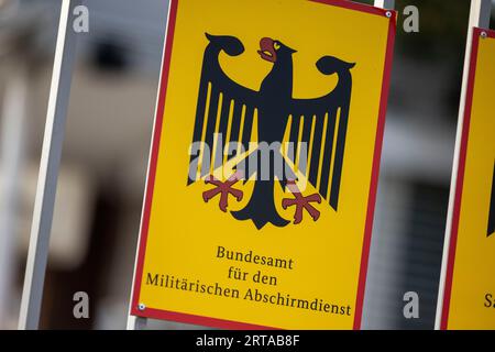 Cologne, Allemagne. 11 septembre 2023. Un panneau pour le Service de contre-espionnage militaire (MAD) est accroché sur la clôture de la caserne Konrad Adenauer à Cologne. Crédit : Thomas Banneyer/dpa/Alamy Live News Banque D'Images