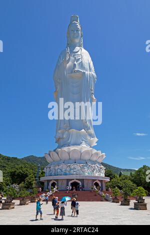 Da Nang, Vietnam - août 21 2018 : statue de 67 mètres de haut de Guanyin dans la pagode Linh Ung au sommet de la montagne son Tra. Banque D'Images