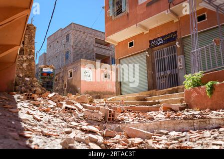 Moulay Brahim, Maroc. 11 septembre 2023. Les débris et les gravats des bâtiments endommagés sont visibles dans les rues. Les petits villages fermiers de la périphérie de Marrakech ont été les plus touchés par le tremblement de terre qui a frappé le Maroc, l’aide gouvernementale tarde à les atteindre en raison de leur éloignement et des dommages causés aux routes. Crédit : SOPA Images Limited/Alamy Live News Banque D'Images