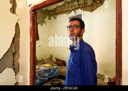 Moulay Brahim, Maroc. 11 septembre 2023. Un homme est vu montrant les dommages causés à sa maison par le tremblement de terre. Les petits villages fermiers de la périphérie de Marrakech ont été les plus touchés par le tremblement de terre qui a frappé le Maroc, l’aide gouvernementale tarde à les atteindre en raison de leur éloignement et des dommages causés aux routes. Crédit : SOPA Images Limited/Alamy Live News Banque D'Images