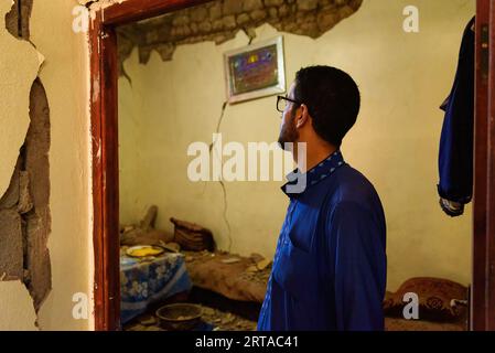 Moulay Brahim, Maroc. 11 septembre 2023. Un homme est vu montrant les dommages causés à sa maison par le tremblement de terre. Les petits villages fermiers de la périphérie de Marrakech ont été les plus touchés par le tremblement de terre qui a frappé le Maroc, l’aide gouvernementale tarde à les atteindre en raison de leur éloignement et des dommages causés aux routes. Crédit : SOPA Images Limited/Alamy Live News Banque D'Images