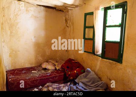 Moulay Brahim, Maroc. 11 septembre 2023. La vue intérieure d'une maison endommagée à la suite du tremblement de terre. Les petits villages fermiers de la périphérie de Marrakech ont été les plus touchés par le tremblement de terre qui a frappé le Maroc, l’aide gouvernementale tarde à les atteindre en raison de leur éloignement et des dommages causés aux routes. Crédit : SOPA Images Limited/Alamy Live News Banque D'Images