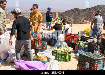 Moulay Brahim, Maroc. 11 septembre 2023. On voit des gens apporter de l'aide et des vivres à la suite du tremblement de terre. Les petits villages fermiers de la périphérie de Marrakech ont été les plus touchés par le tremblement de terre qui a frappé le Maroc, l’aide gouvernementale tarde à les atteindre en raison de leur éloignement et des dommages causés aux routes. Crédit : SOPA Images Limited/Alamy Live News Banque D'Images