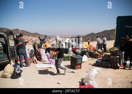 Moulay Brahim, Maroc. 11 septembre 2023. On voit des gens apporter de l'aide et des vivres à la suite du tremblement de terre. Les petits villages fermiers de la périphérie de Marrakech ont été les plus touchés par le tremblement de terre qui a frappé le Maroc, l’aide gouvernementale tarde à les atteindre en raison de leur éloignement et des dommages causés aux routes. Crédit : SOPA Images Limited/Alamy Live News Banque D'Images