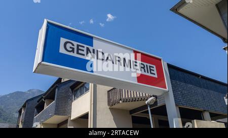 pau , France - 09 01 2023 : bureau d'entrée de la gendarmerie police militaire française avec signe de texte logo dans la rue Banque D'Images