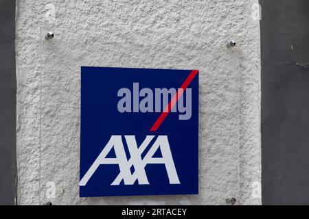 Bordeaux , France - 09 01 2023 : texte du logo axa et marque signe de l'agence française de la façade de la banque et du bureau d'assurance Banque D'Images